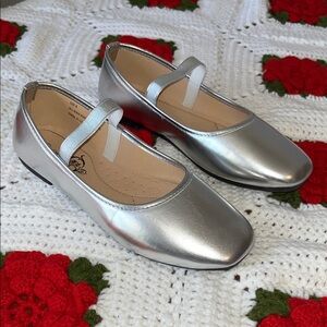 Silver Mary Jane Flats Lightweight Cushioned Size 8 Shiny Easy Slip Ons 🩶
